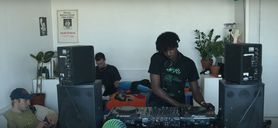 Photo of set DJ Sacom.