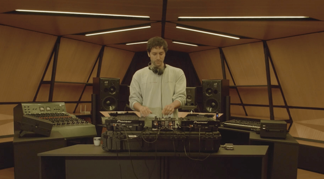 Photo of set Nicola Cruz.