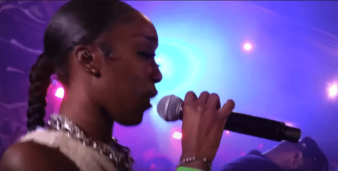 Photo of set Tomi Agape.