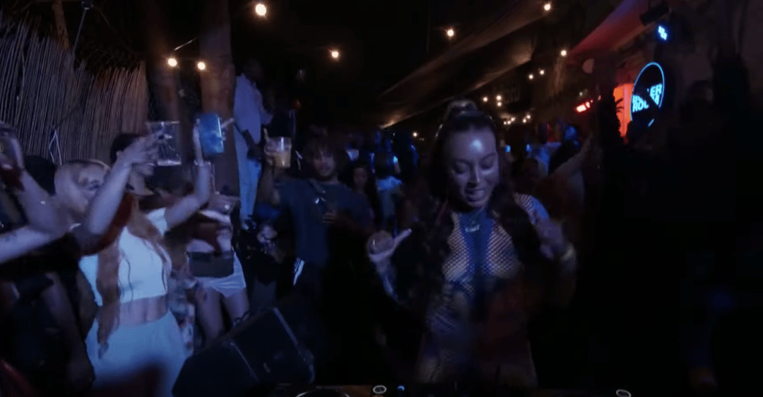 Photo of set Izzy Bossy.