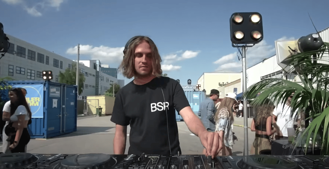 Photo of set Giuseppe Leonardi.