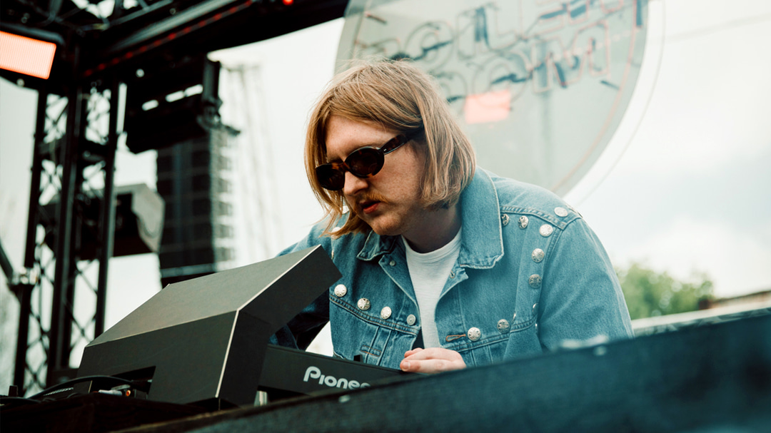 Photo of set Chez De Milo.