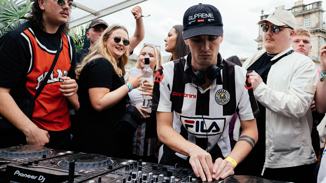 Photo of set Ewan McVicar.