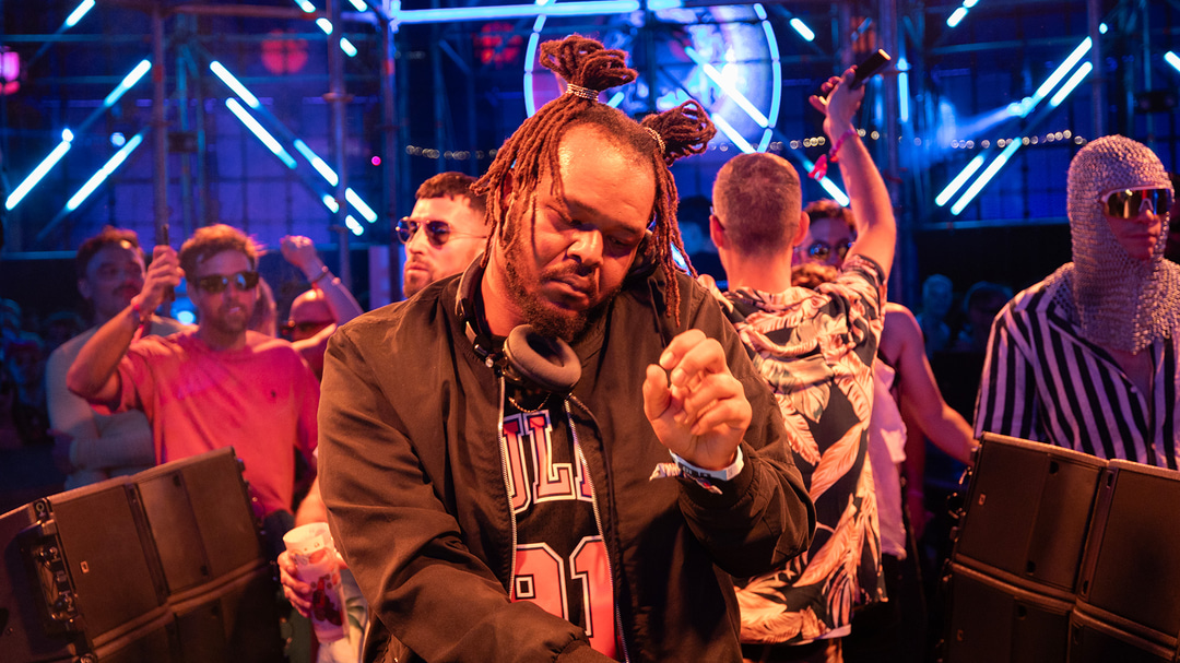 Photo of set Heavee.