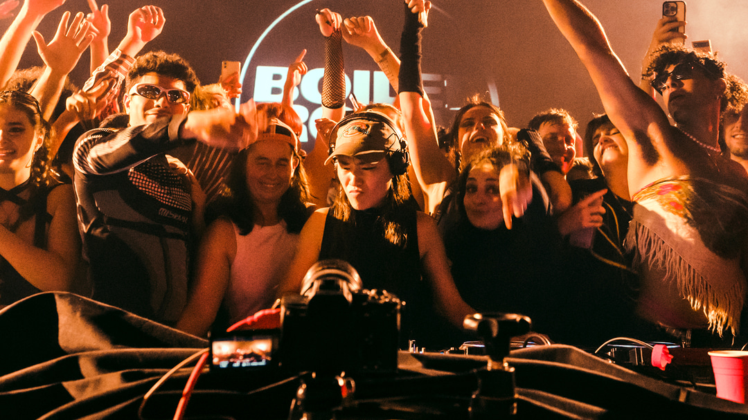 Photo of set Jennifer Loveless.