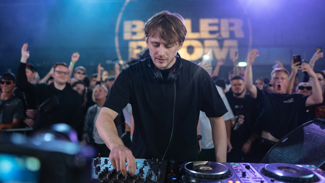 Photo of set Kander.