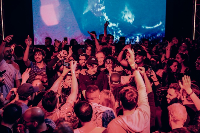 Photo of set Ryan Hemsworth.