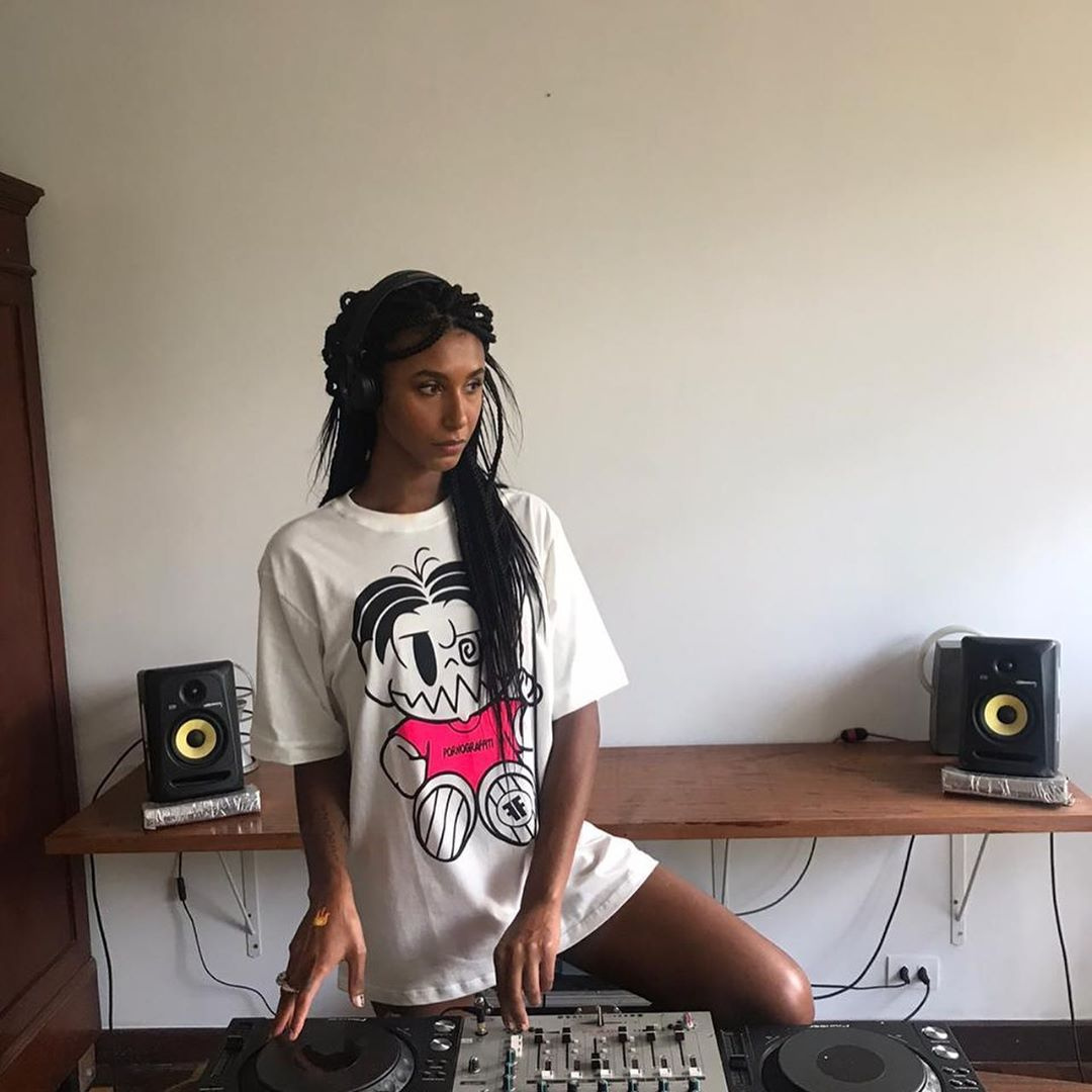 Photo of set Valentina Luz.