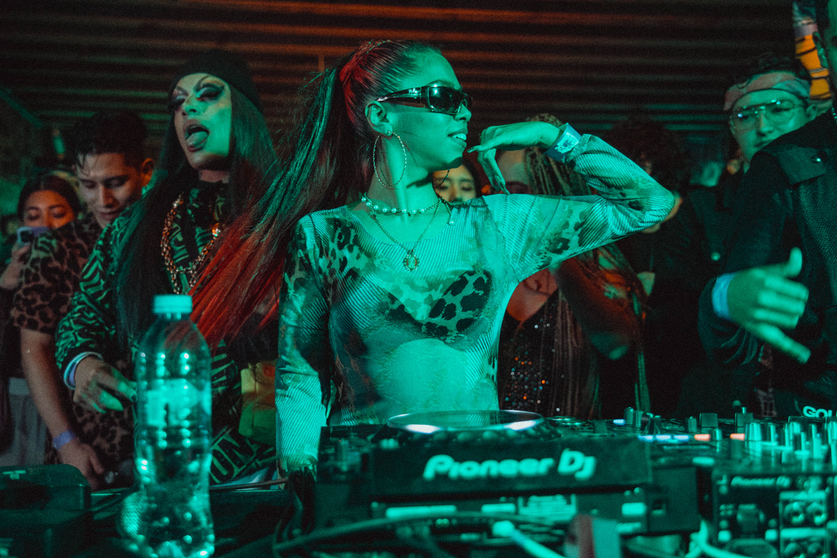 Photo of set Charly Gynn.