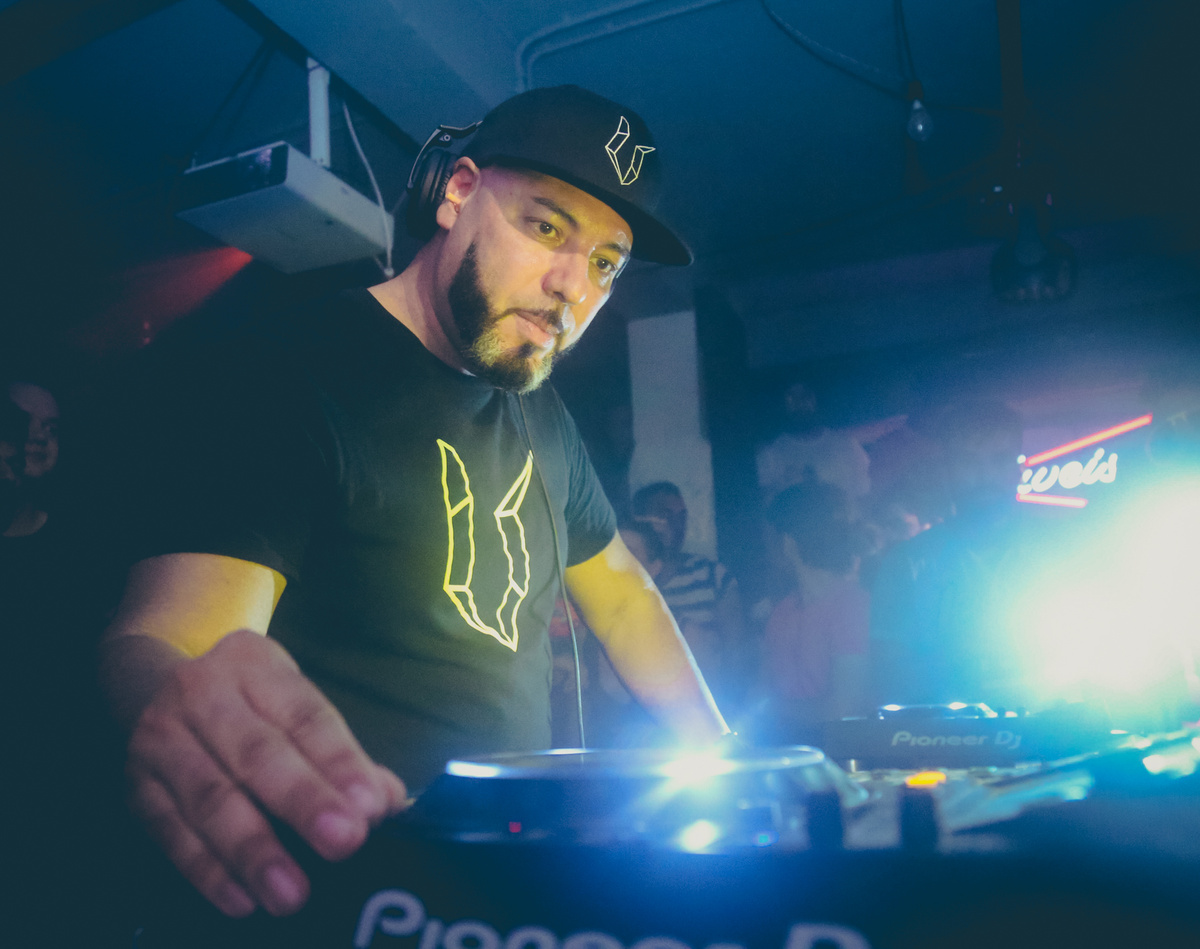 Photo of set Roger Sanchez.