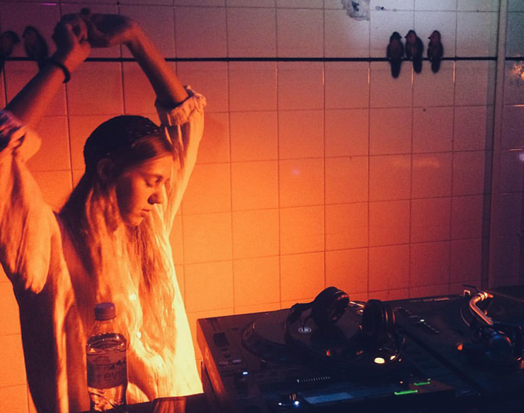 Photo of set Donna Leake.