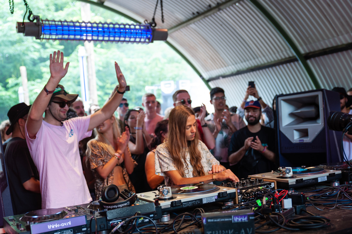 Photo of set Donna Leake.