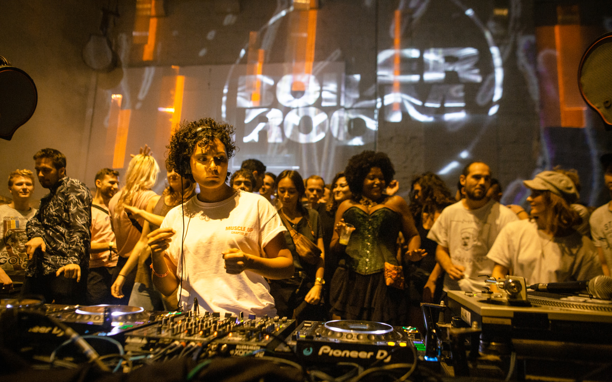 Photo of set Virginia.