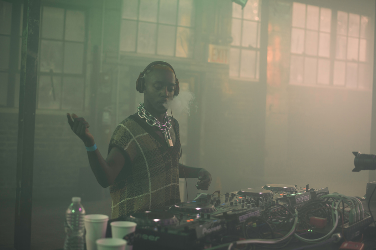 Photo of set Kenni Javon.