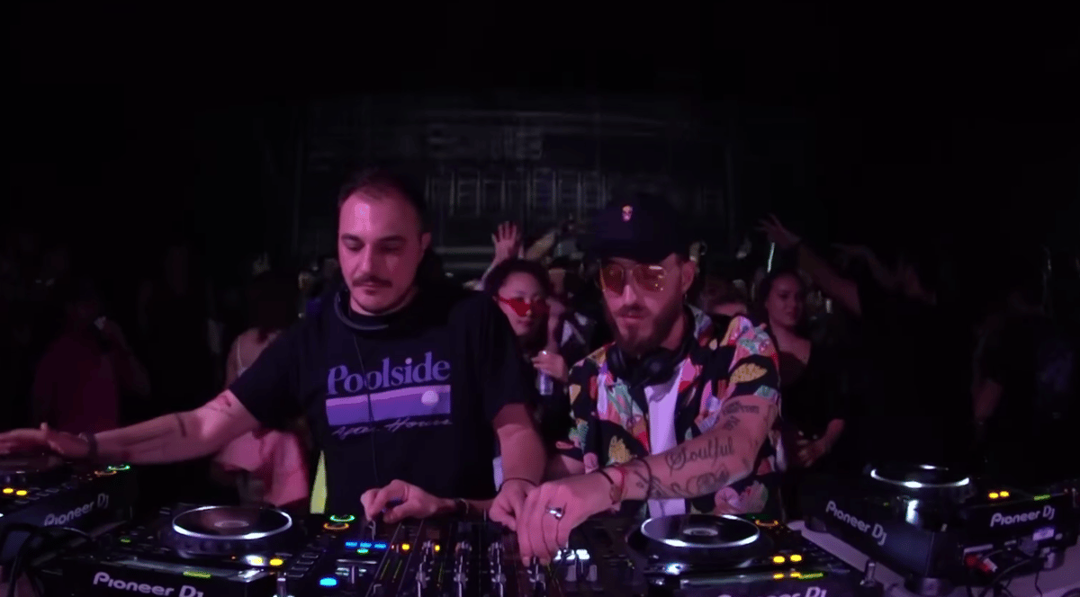 Photo of set Marvin & Guy.