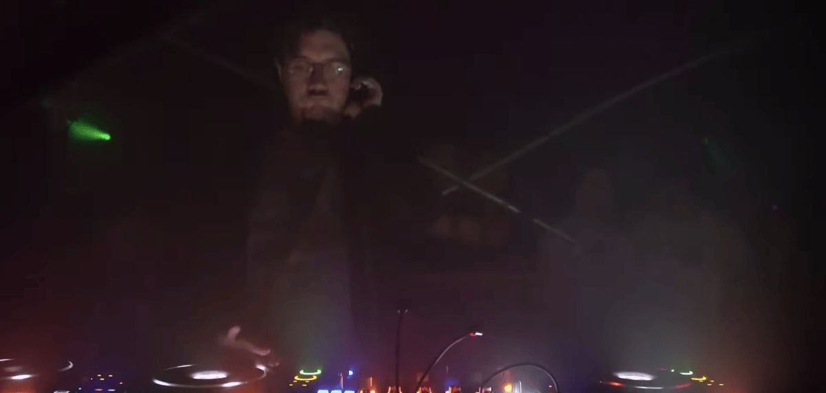 Photo of set Shawn O'Sullivan.