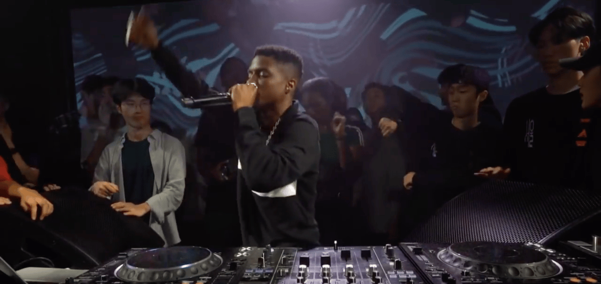 Photo of set Pi'erre Bourne.