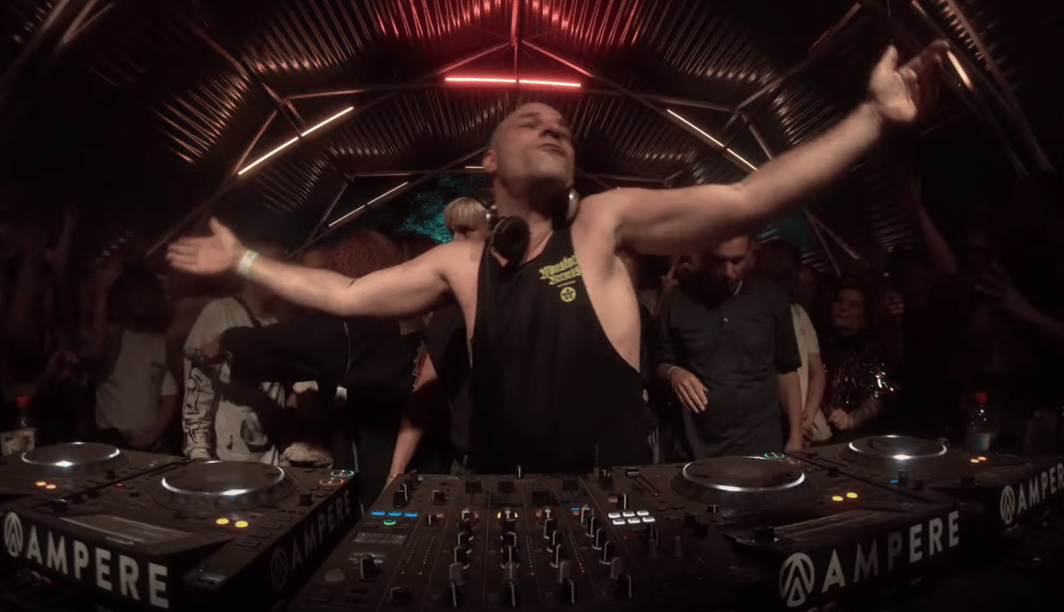 Photo of set David Vunk.