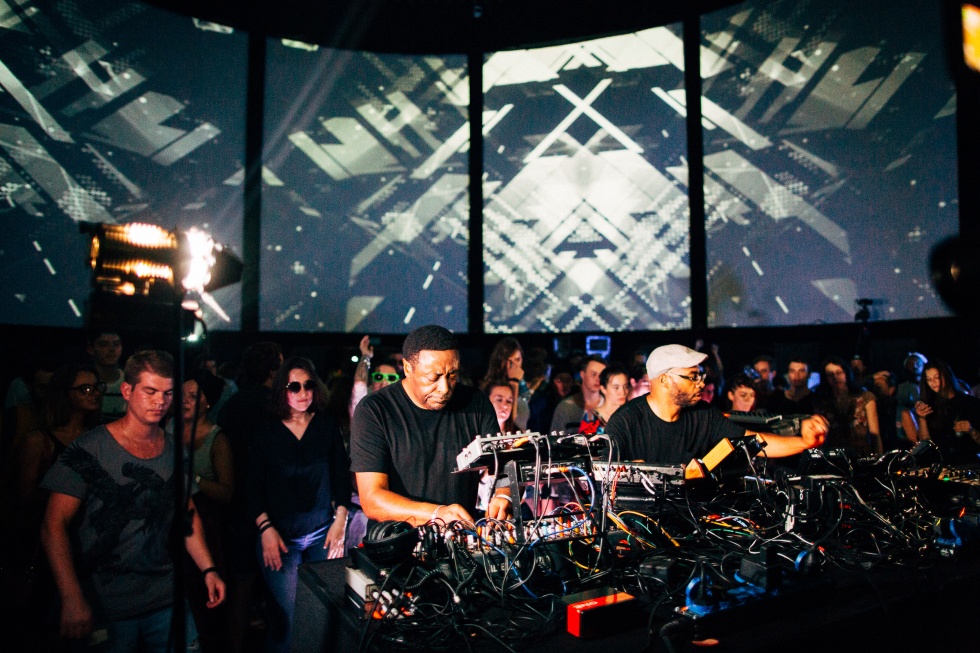 Photo of set Octave One.