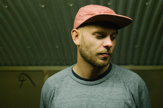 Photo of set Tom Trago.