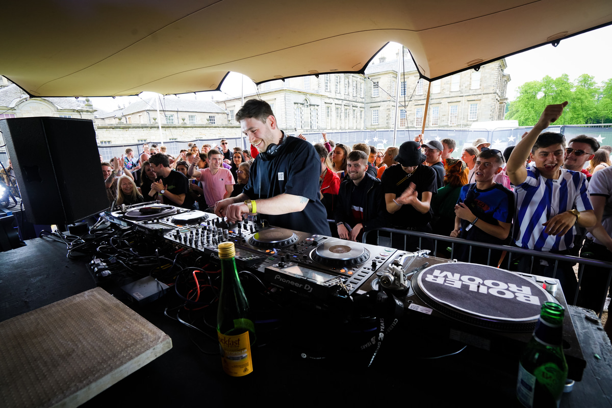 Photo of set Liam Doc.