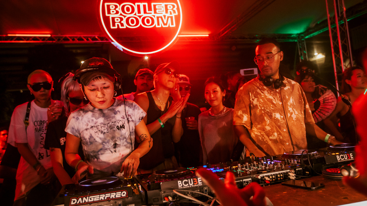 Photo of set A'alely x PETYET.