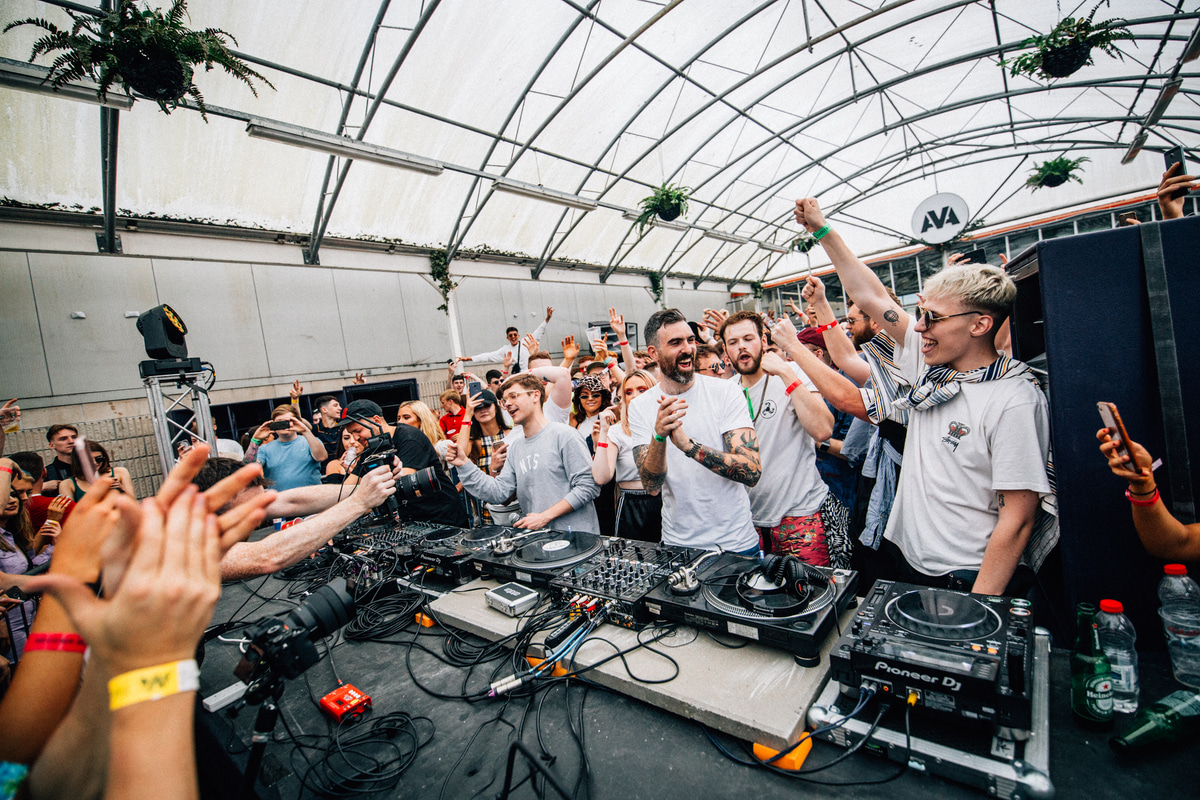 Photo of set Quinton Campbell.