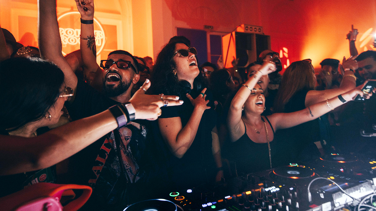 Photo of set Manara.