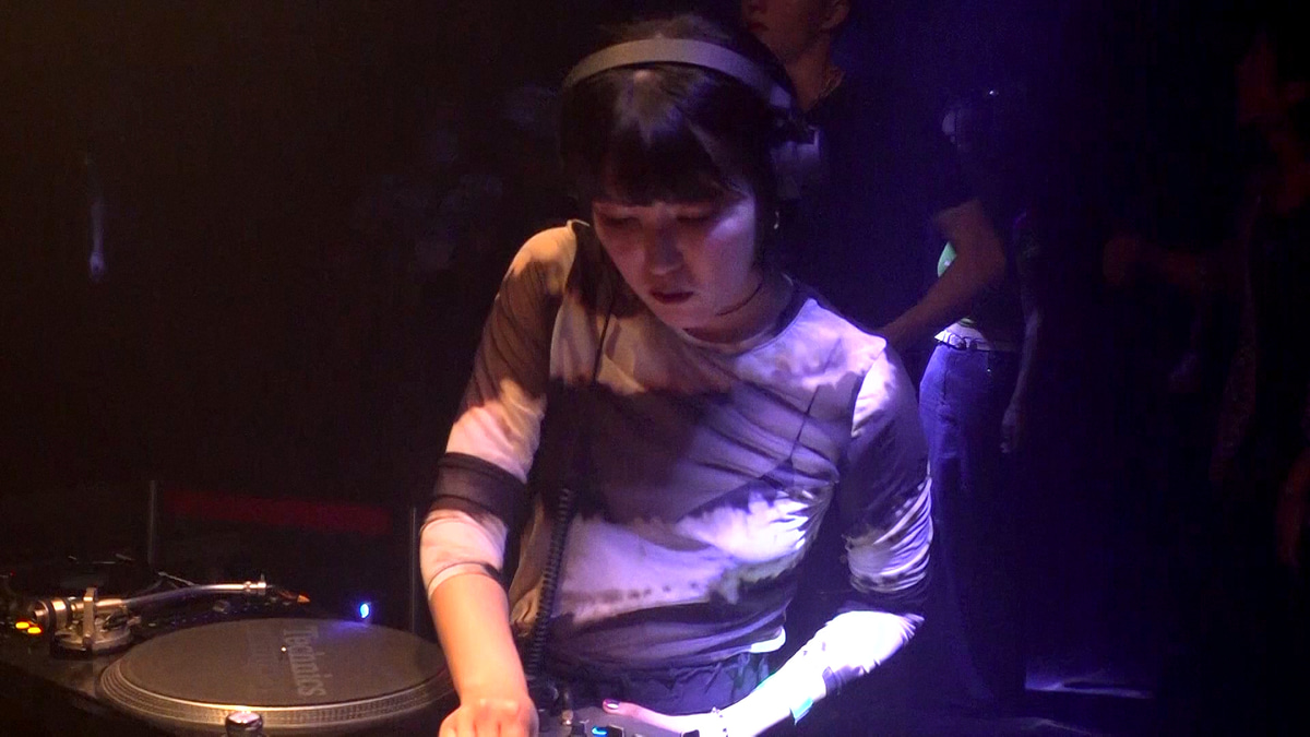 Photo of set Mari Sakurai.