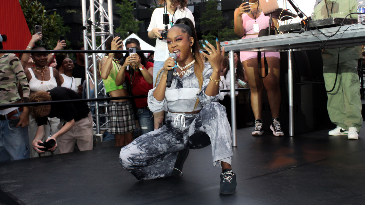 Photo of set Maureen.