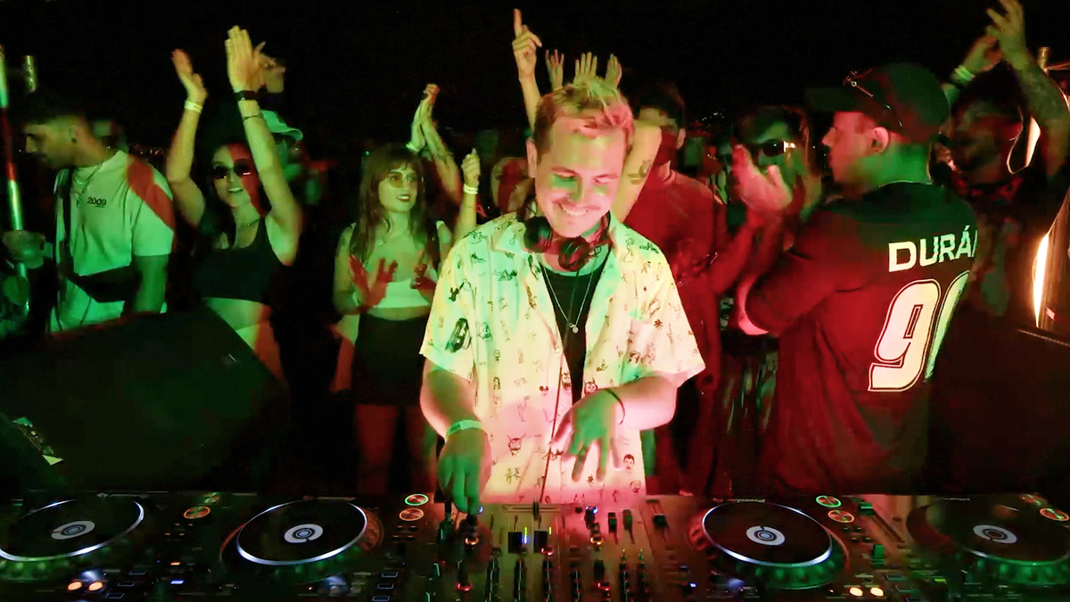 Photo of set Nick León.