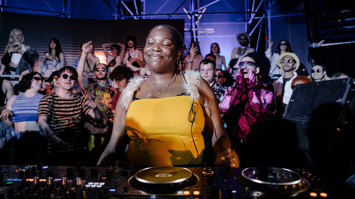 Photo of set OK Williams.