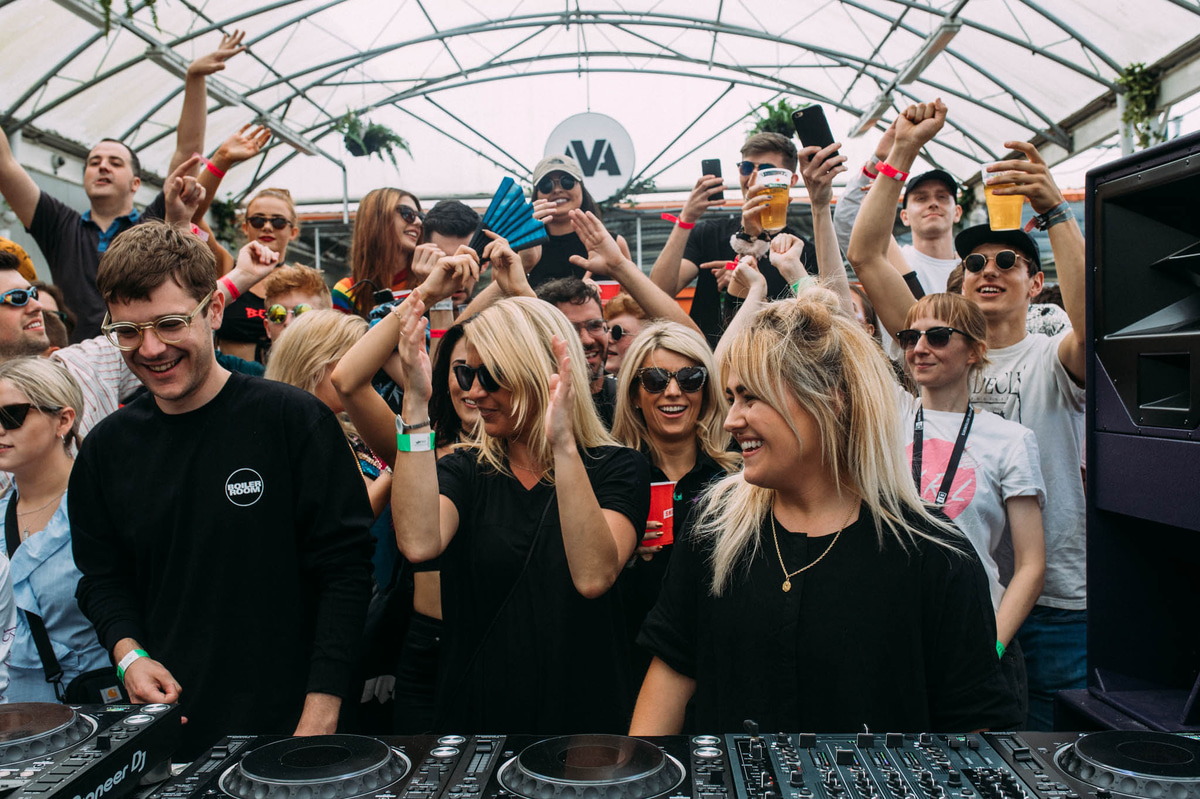 Photo of set aalice.